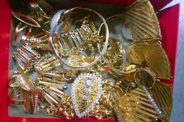 Заплена на граници: Више од пола килограма злата и сребра у житу