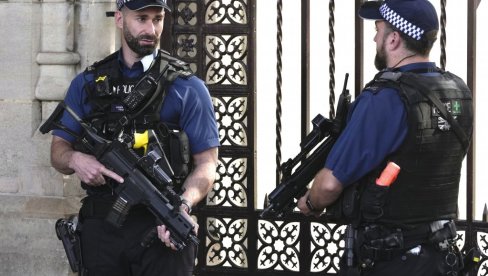 NAPAD U LONDONU: Mačetom izbo prolaznike i policajce (VIDEO)