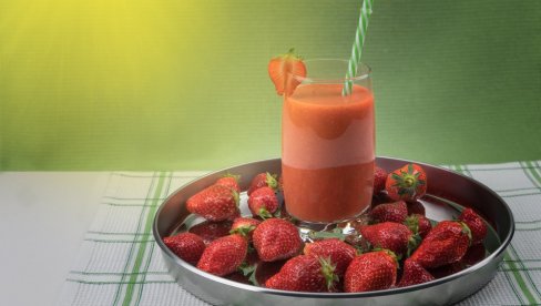 UKOLIKO VOLITE JAGODE, MOŽDA ĆETE ŽELETI DA NAPRAVITE: Domaći sok i džem od jagoda